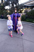 Disneyland 2020: Girls with the wicked queen!