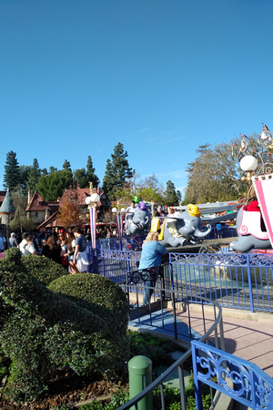 Disneyland 2020: RA and girls on the Dumbo ride