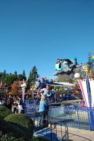 Disneyland 2020: RA and girls on the Dumbo ride