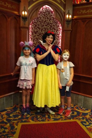 Disneyland 2020: Grils with Snow White