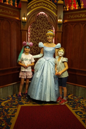 Disneyland 2020: Girls with Cinderella