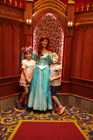 Disneyland 2020: Girls with Ariel