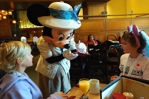 Disneyland 2020: Visit from Minnie at breakfast