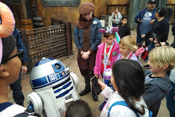 Disneyland 2020: Meeting R2-D2