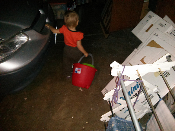 She figured out how to use a bucket to free up her other hand.